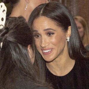 Meghan Markle, duchesse de Sussex, inaugure l'exposition "Oceania" le 25 septembre 2018 à Londres.