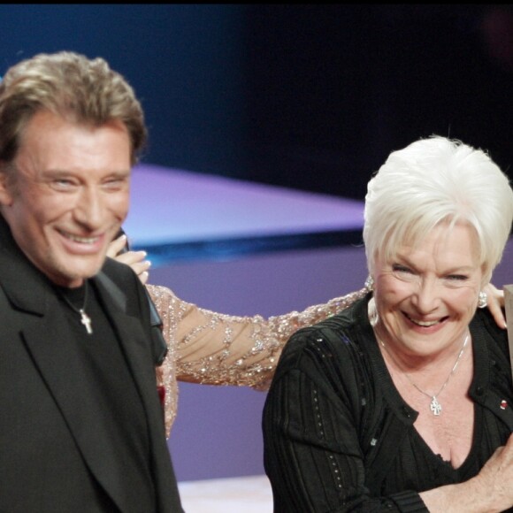 Johnny Hallyday et Line Renaud dans l'émission "La fête de la chanson française" sur France 2 en 2005.