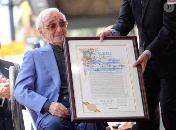 Charles Aznavour reçoit son étoile sur le Hollywood Walk of Fame à Los Angeles, le 24 août 2017. © Chris Delmas/Bestimage