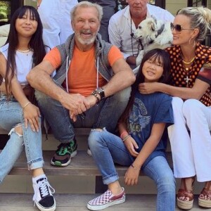 Laeticia Hallyday avec ses amis (dont Pierre Billon) et ses deux fills Jade et Joy à Los Angeles le 29 septembre 2018.