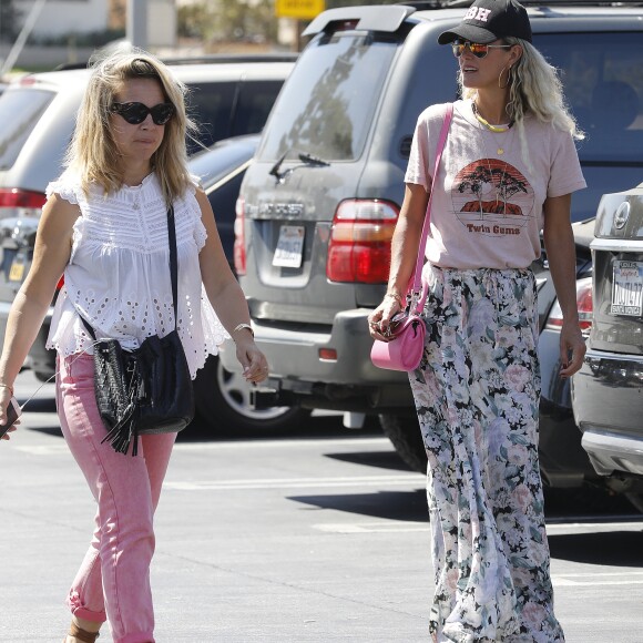 Laeticia Hallyday a déjeuné avec son agent Laurence Favalelli dans un restaurant de sushis à Los Angeles le 13 septembre 2018.