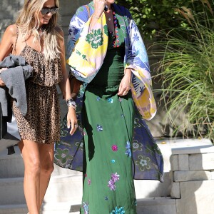 Semi-exclusif - Laeticia Hallyday et son amie Christina vont rejoindre des amies dans une villa avant d'aller dejeuner à Beverly Hills le 20 juin 2018.