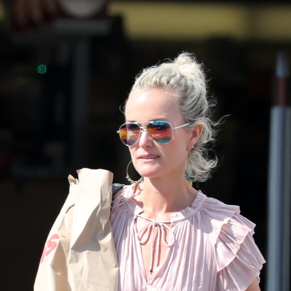 Semi-Exclusif - Laeticia Hallyday fait des courses au drugstore CVS à Pacific Palisades, Californie, Etats-Unis, le 26 mai 2018.