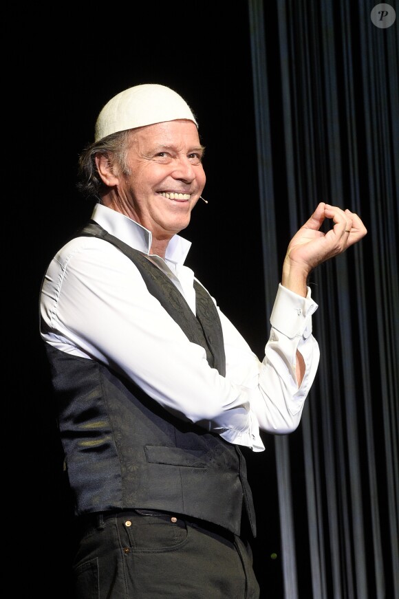 Michel Leeb sur la scène du Casino de Paris lors de la générale de son spectacle "Michel Leeb - 40 ans !" à Paris le 14 décembre 2017. © Coadic Guirec/Bestimage