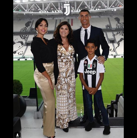 Cristiano Ronaldo avec sa compagne Georgian Rodriguez, sa maman Dolores et son fils aîné Cristiano Jr. lors de sa présentation officielle à la Juventus de Turin. Instagram, le 17 juillet 2018.