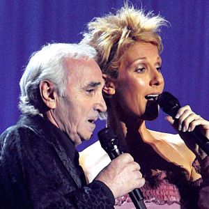 Céline Dion en duo avec Charles Aznavour à la télévision en 2003.