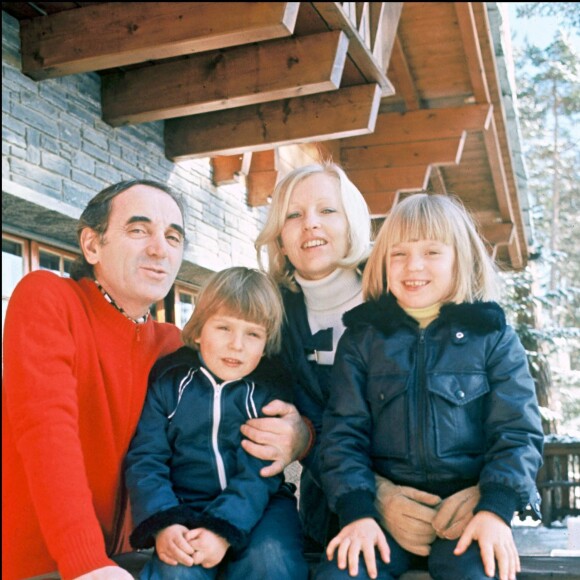 Charles Aznavour, son épouse Ulla et leur deux aînés, Katia et Mischa en 1976.