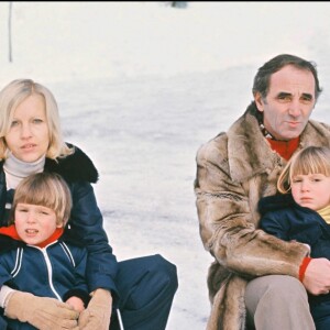 Charles Aznavour, son épouse Ulla et leur deux aînés, Katia et Mischa en 1976.