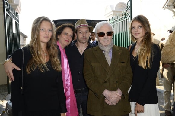 Charles Aznavour et son fils Mischa et Nathalie Huth, fille de Pierre Huth avec les petites-filles - Obseques du Docteur Pierre Huth au cimetière de Nogent-sur-Marne, le 30 août 2013.