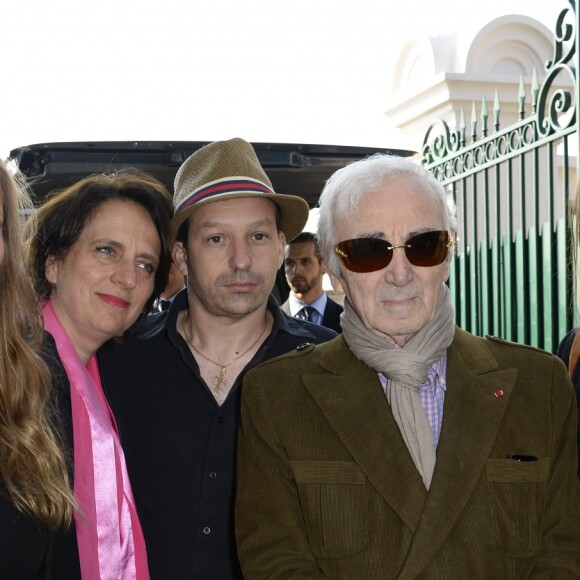 Charles Aznavour et son fils Mischa et Nathalie Huth, fille de Pierre Huth avec les petites-filles - Obseques du Docteur Pierre Huth au cimetière de Nogent-sur-Marne, le 30 août 2013.