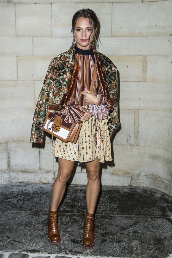Alicia Vikander au photocall du défilé Louis Vuitton PAP femme printemps / été 2019 au Louvre à Paris le 2 octobre 2018 © Olivier Borde / Bestimage