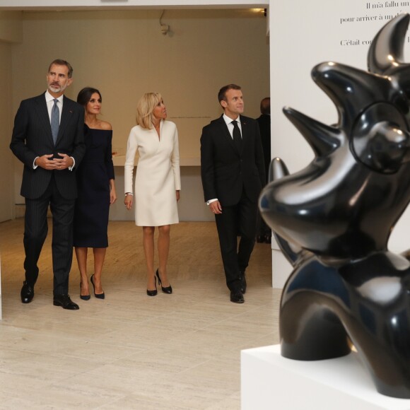 Le roi Felipe VI d'Espagne, la reine Letizia, le président Emmanuel Macron et Brigitte Macron - Visite de la rétrospective "Miró : la couleur de mes rêves" au Grand Palais à Paris le 5 octobre 2018 @ Philippe Wojazer / Pool / Bestimage