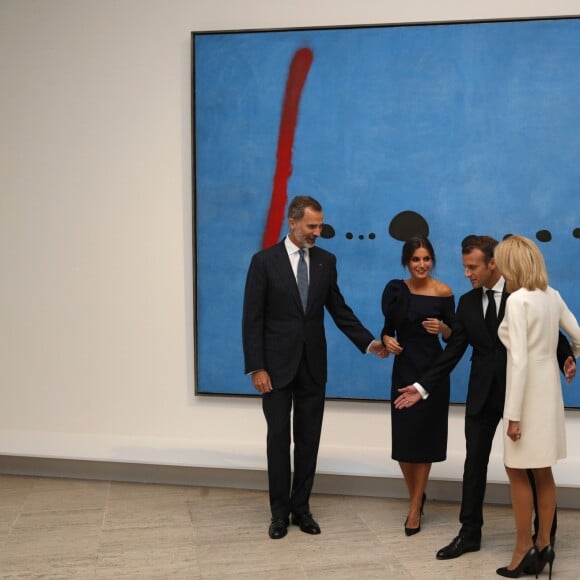 Le roi Felipe VI d'Espagne, la reine Letizia, le président Emmanuel Macron et Brigitte Macron - Visite de la rétrospective "Miró : la couleur de mes rêves" au Grand Palais à Paris le 5 octobre 2018 @ Philippe Wojazer / Pool / Bestimage