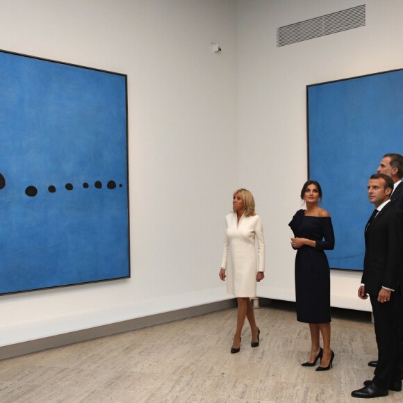 Le roi Felipe VI d'Espagne, la reine Letizia, le président Emmanuel Macron et Brigitte Macron - Visite de la rétrospective "Miró : la couleur de mes rêves" au Grand Palais à Paris le 5 octobre 2018 @ Philippe Wojazer / Pool / Bestimage