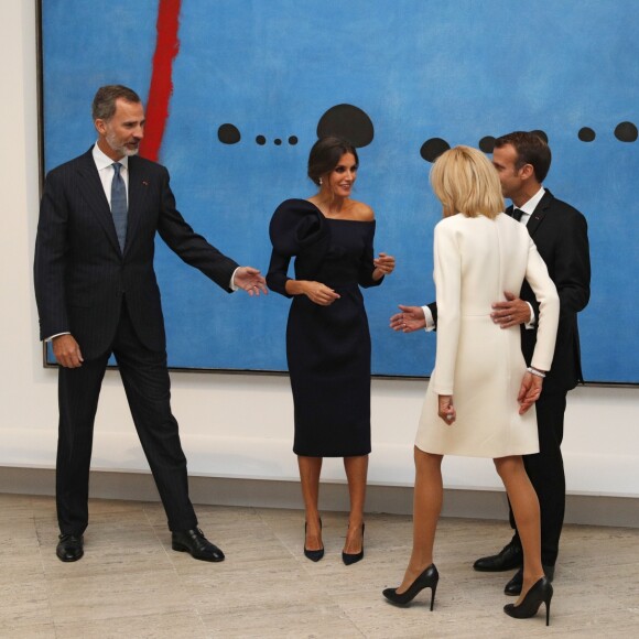 Le roi Felipe VI d'Espagne, la reine Letizia, le président Emmanuel Macron et Brigitte Macron - Visite de la rétrospective "Miró : la couleur de mes rêves" au Grand Palais à Paris le 5 octobre 2018 @ Philippe Wojazer / Pool / Bestimage