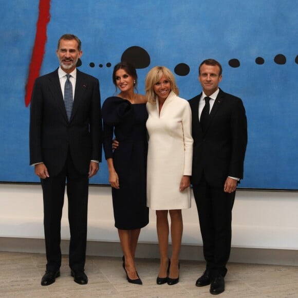 Le roi Felipe VI d'Espagne, la reine Letizia, le président Emmanuel Macron et Brigitte Macron - Visite de la rétrospective "Miró : la couleur de mes rêves" au Grand Palais à Paris le 5 octobre 2018 @ Philippe Wojazer / Pool / Bestimage