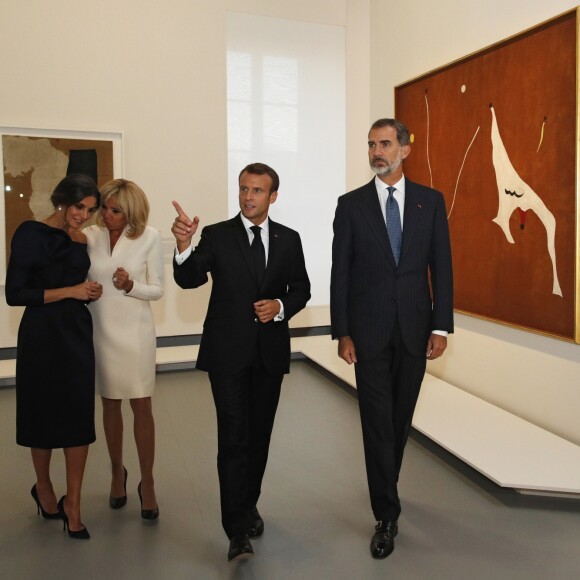 Le roi Felipe VI d'Espagne, la reine Letizia, le président Emmanuel Macron et Brigitte Macron - Visite de la rétrospective "Miró : la couleur de mes rêves" au Grand Palais à Paris le 5 octobre 2018 @ Philippe Wojazer / Pool / Bestimage