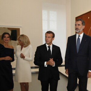 Le roi Felipe VI d'Espagne, la reine Letizia, le président Emmanuel Macron et Brigitte Macron - Visite de la rétrospective "Miró : la couleur de mes rêves" au Grand Palais à Paris le 5 octobre 2018 @ Philippe Wojazer / Pool / Bestimage