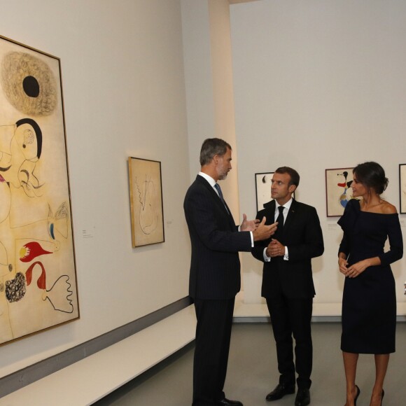 Le roi Felipe VI d'Espagne, la reine Letizia, le président Emmanuel Macron et Brigitte Macron - Visite de la rétrospective "Miró : la couleur de mes rêves" au Grand Palais à Paris le 5 octobre 2018 @ Philippe Wojazer / Pool / Bestimage