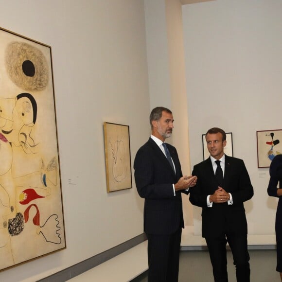 Le roi Felipe VI d'Espagne, la reine Letizia, le président Emmanuel Macron et Brigitte Macron - Visite de la rétrospective "Miró : la couleur de mes rêves" au Grand Palais à Paris le 5 octobre 2018 @ Philippe Wojazer / Pool / Bestimage