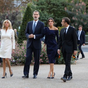 Brigitte Macron, le roi Felipe VI d'Espagne, le reine Letizia, le président Emmanuel Macron lors de la visite de l'exposition "Miró : la couleur de mes rêves" au Grand Palais à Paris le 5 octobre 2018 © Dominique Jacovides / Bestimage