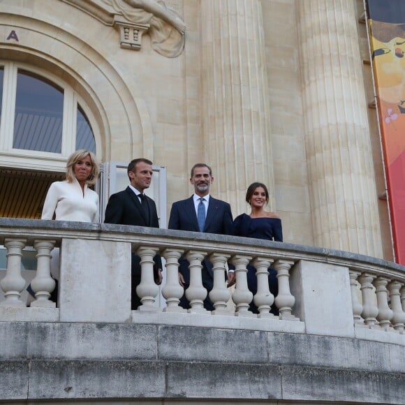 Brigitte Macron, le roi Felipe VI d'Espagne, le reine Letizia, le président Emmanuel Macron lors de la visite de l'exposition "Miró : la couleur de mes rêves" au Grand Palais à Paris le 5 octobre 2018 © Dominique Jacovides / Bestimage