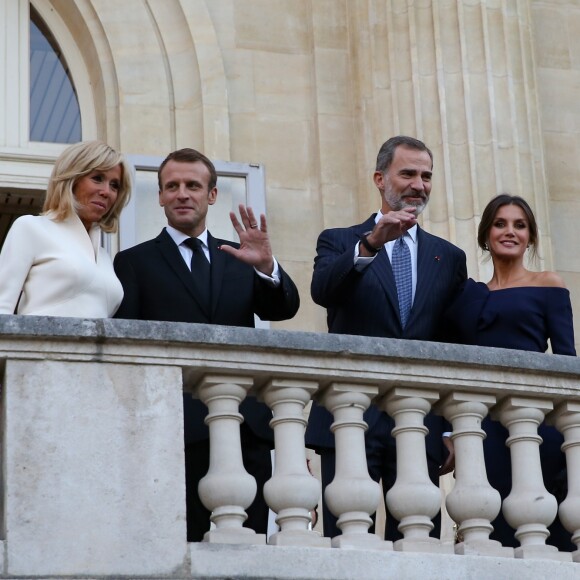 Brigitte Macron, le roi Felipe VI d'Espagne, le reine Letizia, le président Emmanuel Macron lors de la visite de l'exposition "Miró : la couleur de mes rêves" au Grand Palais à Paris le 5 octobre 2018 © Dominique Jacovides / Bestimage