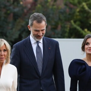 Brigitte Macron, le roi Felipe VI d'Espagne, le reine Letizia, le président Emmanuel Macron lors de la visite de l'exposition "Miró : la couleur de mes rêves" au Grand Palais à Paris le 5 octobre 2018 © Dominique Jacovides / Bestimage