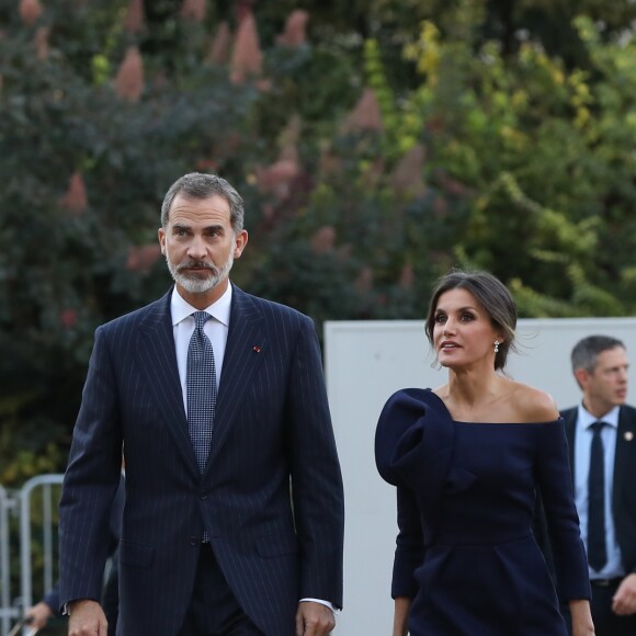 Brigitte Macron, le roi Felipe VI d'Espagne, le reine Letizia, le président Emmanuel Macron lors de la visite de l'exposition "Miró : la couleur de mes rêves" au Grand Palais à Paris le 5 octobre 2018 © Dominique Jacovides / Bestimage