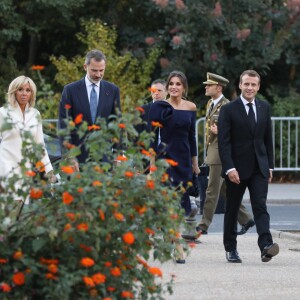 Brigitte Macron, le roi Felipe VI d'Espagne, le reine Letizia, le président Emmanuel Macron lors de la visite de l'exposition "Miró : la couleur de mes rêves" au Grand Palais à Paris le 5 octobre 2018 © Dominique Jacovides / Bestimage