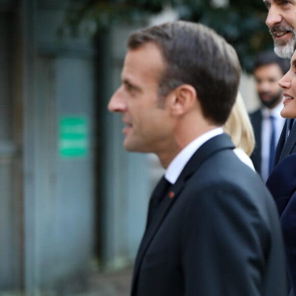 Brigitte Macron, le roi Felipe VI d'Espagne, le reine Letizia, le président Emmanuel Macron lors de la visite de l'exposition "Miró : la couleur de mes rêves" au Grand Palais à Paris le 5 octobre 2018 © Dominique Jacovides / Bestimage