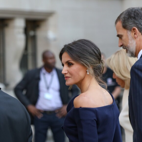 Brigitte Macron, le roi Felipe VI d'Espagne, le reine Letizia, le président Emmanuel Macron lors de la visite de l'exposition "Miró : la couleur de mes rêves" au Grand Palais à Paris le 5 octobre 2018 © Dominique Jacovides / Bestimage