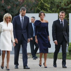 Brigitte Macron, le roi Felipe VI d'Espagne, le reine Letizia, le président Emmanuel Macron lors de la visite de l'exposition "Miró : la couleur de mes rêves" au Grand Palais à Paris le 5 octobre 2018 © Dominique Jacovides / Bestimage