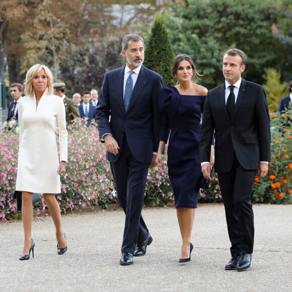 Brigitte Macron, le roi Felipe VI d'Espagne, le reine Letizia, le président Emmanuel Macron lors de la visite de l'exposition "Miró : la couleur de mes rêves" au Grand Palais à Paris le 5 octobre 2018 © Dominique Jacovides / Bestimage