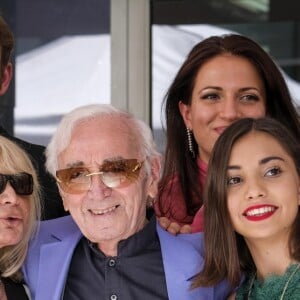 Charles Aznavour avec sa petite-fille Leila, sa fille Katia, sa fille Seda, son fils Nicolas et sa femme Kristina Si lors de la remise de son étoile sur le Hollywood Walk of Fame à Los Angeles, le 24 août 2017. © Ringo Chiu via Zuma Press/Bestimage