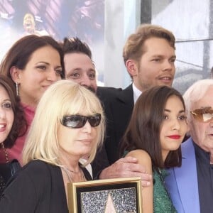 Charles Aznavour avec sa petite-fille Leila, sa fille Katia, sa fille Seda, son fils Nicolas et sa femme Kristina Si lors de la remise de son étoile sur le Hollywood Walk of Fame à Los Angeles, le 24 août 2017. © Ringo Chiu via Zuma Press/Bestimage