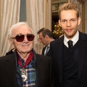 Charles Aznavour est décoré au grade de Commandeur de l'Ordre de la Couronne de Belgique à Bruxelles le 16 novembre 2015. Ici avec son fils Nicolas.