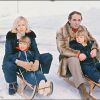 Charles Aznavour, son épouse Ulla et leur deux aînés, Katia et Mischa en 1976.
