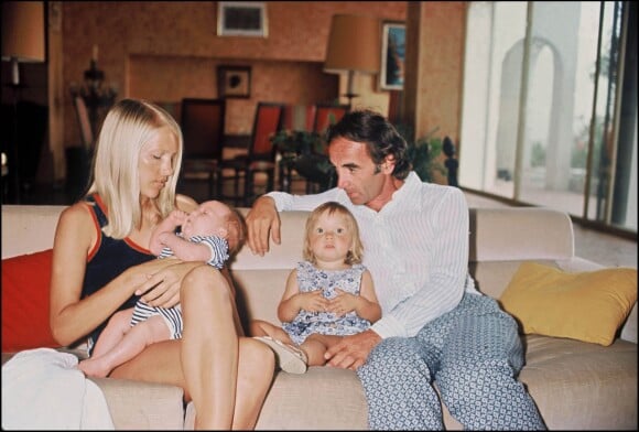 Charles Aznavour, son épouse Ulla et leur deux aînés, Katia et Mischa en 1972.