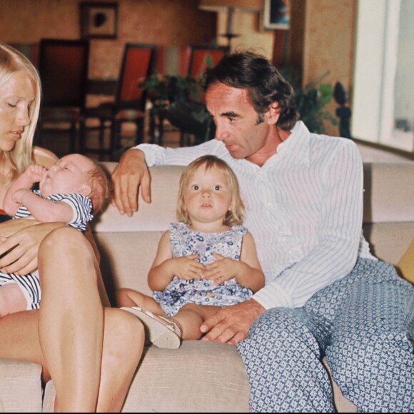 Charles Aznavour, son épouse Ulla et leur deux aînés, Katia et Mischa en 1972.