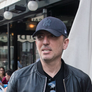 Semi-exclusif - Gad Elmaleh quitte le café de Flore après avoir croisé Katy Perry à Paris le 30 mai 2018.