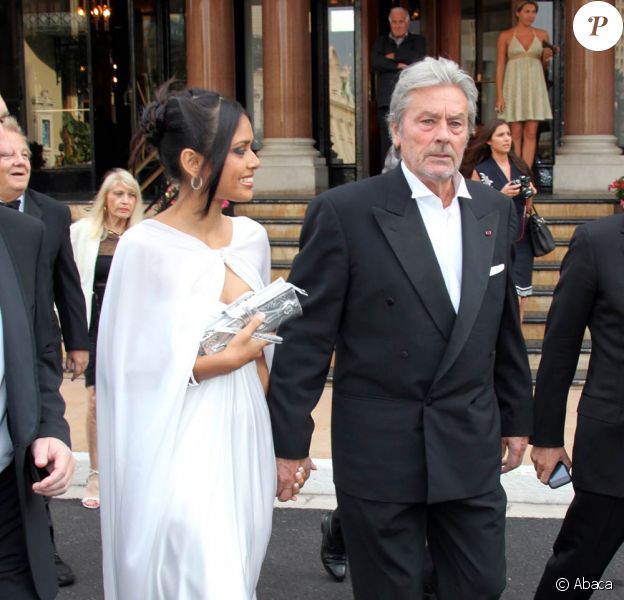 Alain Delon Aime Les Voitures Et Les Femmes Mais Qui Donc Est Cette Superbe Jeune Femme Qui L Accompagne Purepeople