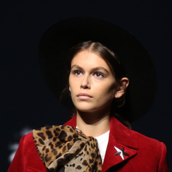 Kaia Gerber - Défilé de mode "Saint Laurent" collection printemps-été 2019 au Trocadero devant la Tour Eiffel à Paris le 25 septembre 2018 © Denis Guignebourg/BestImage