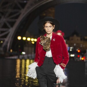 Kaia Gerber - Défilé de mode "Saint Laurent" collection printemps-été 2019 au Trocadero devant la Tour Eiffel à Paris le 25 septembre 2018 © Denis Guignebourg/BestImage