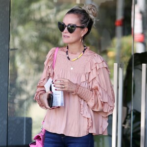 Semi-exclusif - Laeticia Hallyday à la sortie de Meche Hair Salon en compagnie de son coiffeur à Beverly Hills, le 14 septembre 2018.