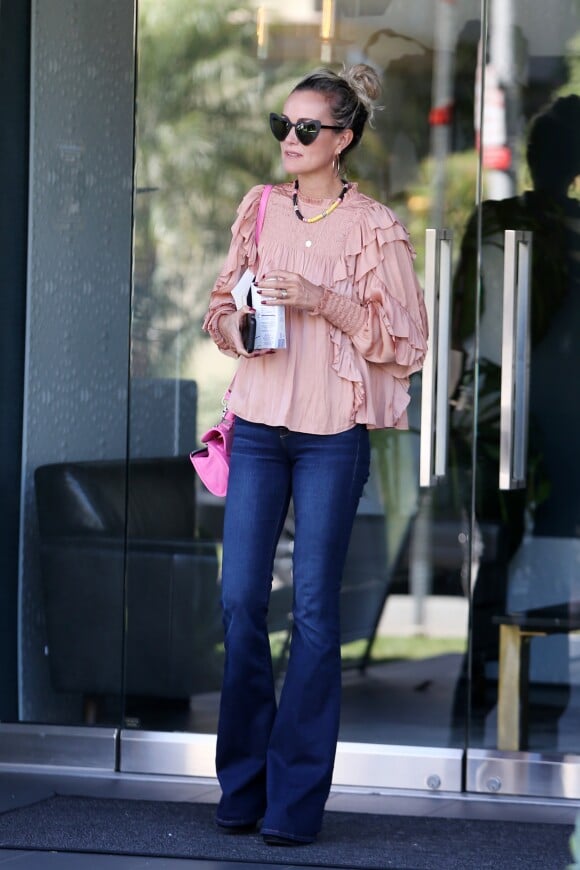 Semi-exclusif - Laeticia Hallyday à la sortie de Meche Hair Salon en compagnie de son coiffeur à Beverly Hills, le 14 septembre 2018.