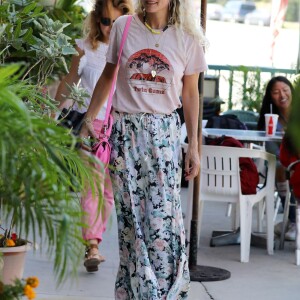 Laeticia Hallyday a déjeuné avec son agent Laurence Favalelli dans un restaurant de sushis à Los Angeles le 13 septembre 2018.