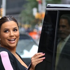 Eva Longoria et son mari J. Bastón sortent de leur hôtel pour se rendre à l'émission The Late Show with Stephen Colbert à New York, le 2 octobre 2018