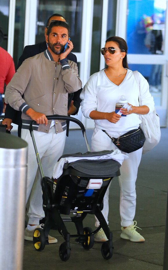 Eva Longoria et son mari José Baston arrivent avec leur fils Santiago Enrique à l'aéroport de JFK à New York, le 1er octobre 2018