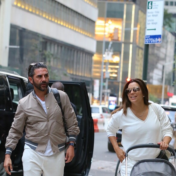 Eva Longoria et son mari José Baston arrivent avec leur fils Santiago Enrique à leur hôtel dans le quartier de Manhattan à New York, le 1er octobre 2018